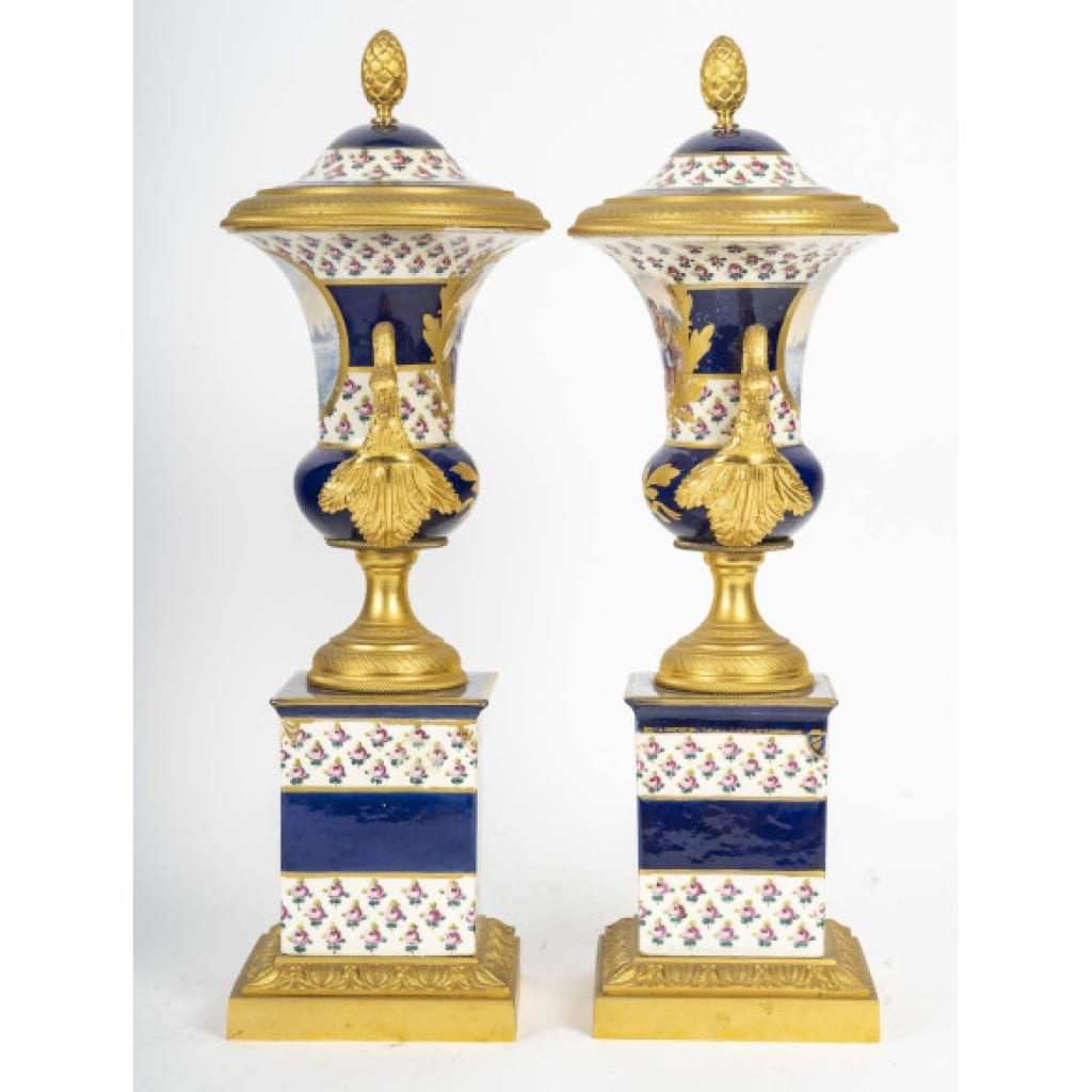 Paire De Vases Couverts En Porcelaine Et Bronze Doré – XIXe Siècle 