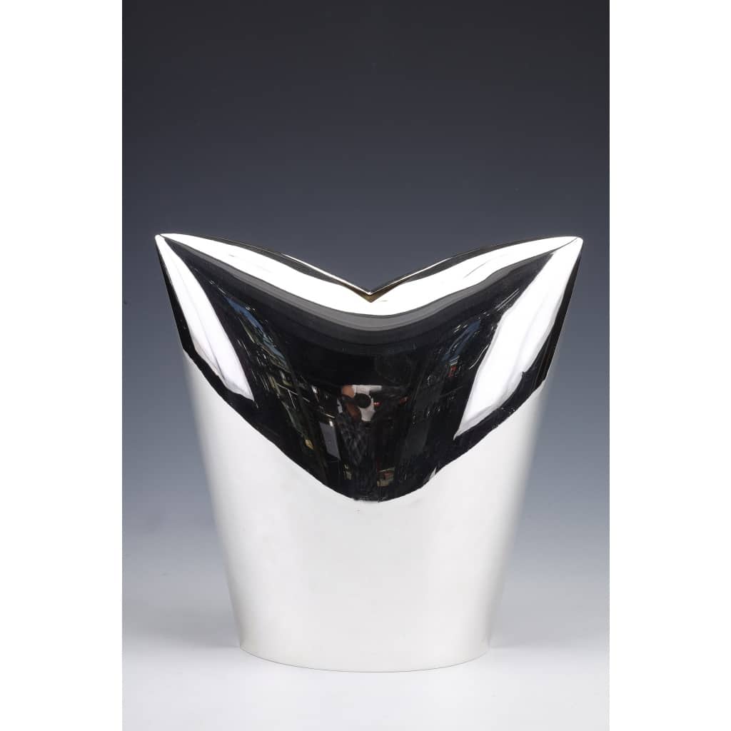 Gabriel de Vecchi - VASE EN ARGENT MASSIF DESIGN ITALIEN XXè Gabriel de Vecchi - VASE EN ARGENT MASSIF DESIGN ITALIEN XXè Vase en argent massif design Italien contemporain daté et signé. Dimensions : hauteur 24 cm - largeur 10 cm la base 14,5 cm x 9 cm Matière : argent 1er titre 925/°°° Poids : 1087 grammes Poinçon : ITALIE DU NORD Epoque : 1992 Signature : GABRIEL DE VECCHI Origine : ITALIE