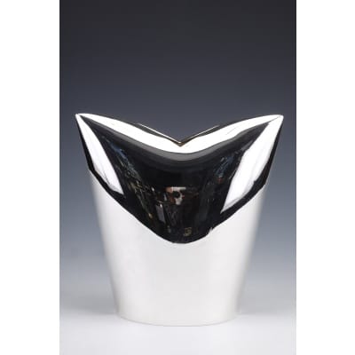 Gabriel de Vecchi - VASE EN ARGENT MASSIF DESIGN ITALIEN XXè Vase en argent massif design Italien contemporain daté et signé. Dimensions : hauteur 24 cm - largeur 10 cm la base 14,5 cm x 9 cm Matière : argent 1er titre 925/°°° Poids : 1087 grammes Poinçon : ITALIE DU NORD Epoque : 1992 Signature : GABRIEL DE VECCHI Origine : ITALIE