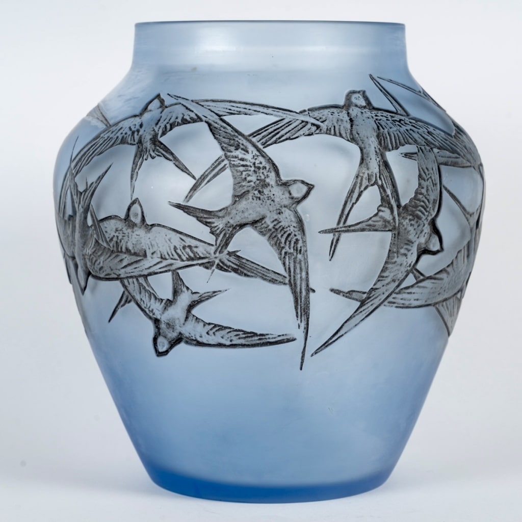 Vase "Hirondelles" verre bleu ciel patiné gris de René LALIQUE 