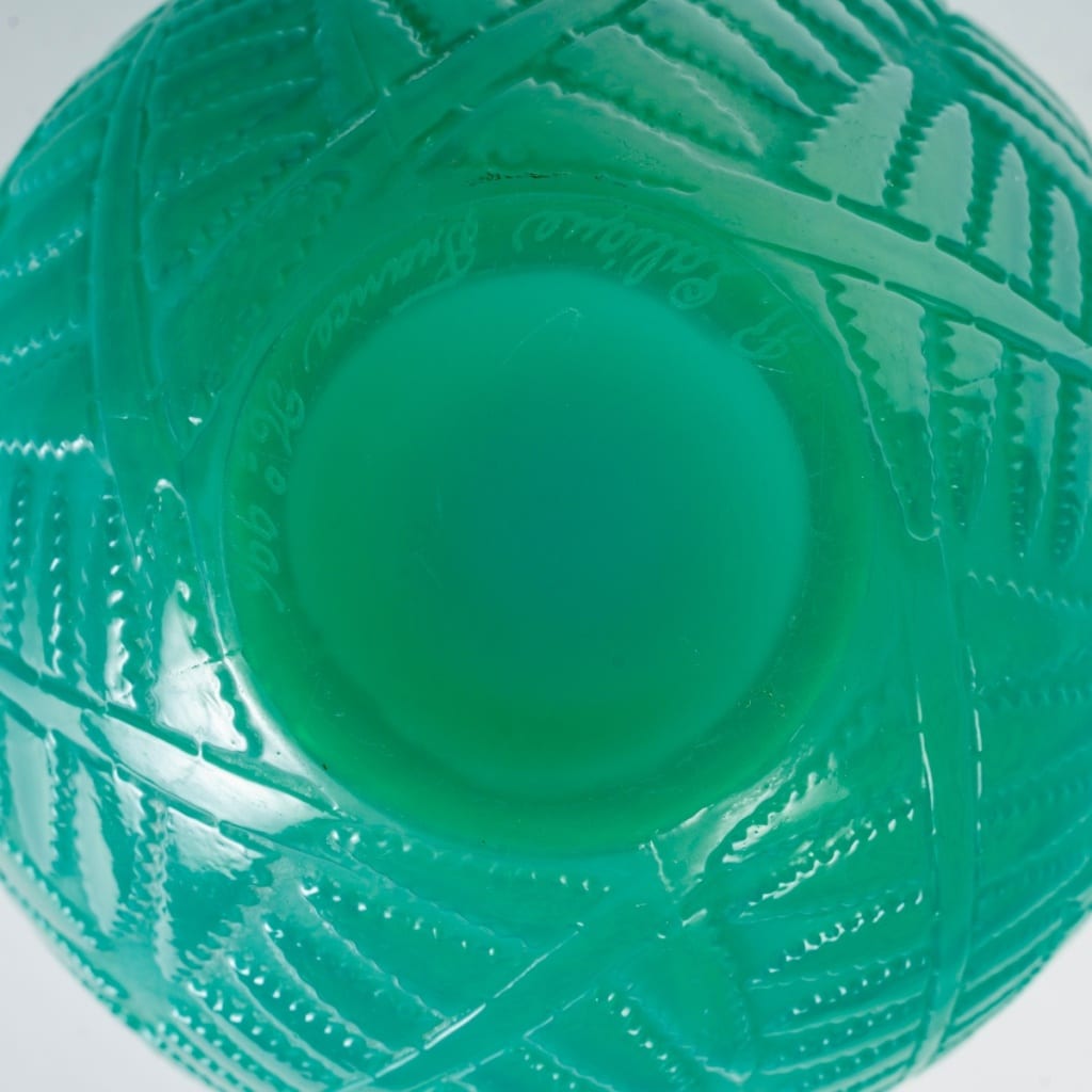 Vase "Espalion" verre vert jade de René LALIQUE 