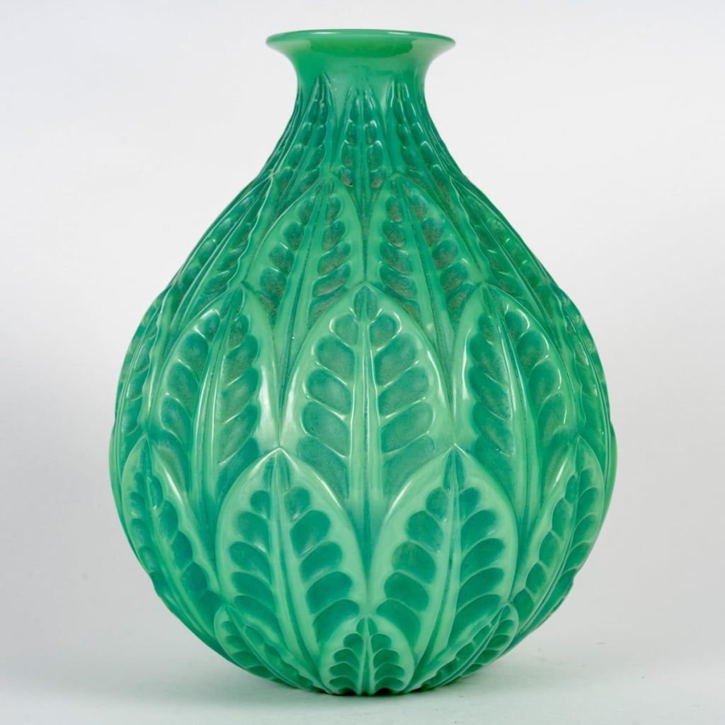 Vase "Malesherbes" verre vert jade patiné vert de René LALIQUE 