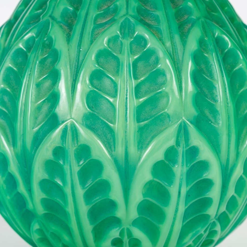 Vase "Malesherbes" verre vert jade patiné vert de René LALIQUE 