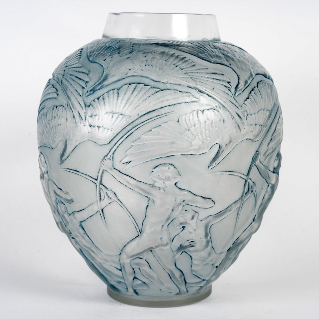 Vase "Archers" verre blanc patiné bleu de René LALIQUE 