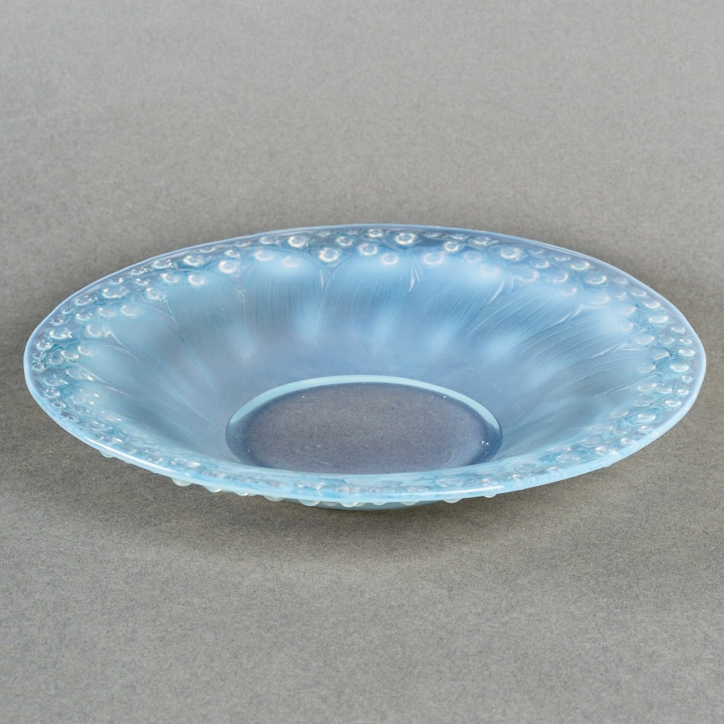 Coupe "Muguet" verre opalescent patiné bleu de René LALIQUE 