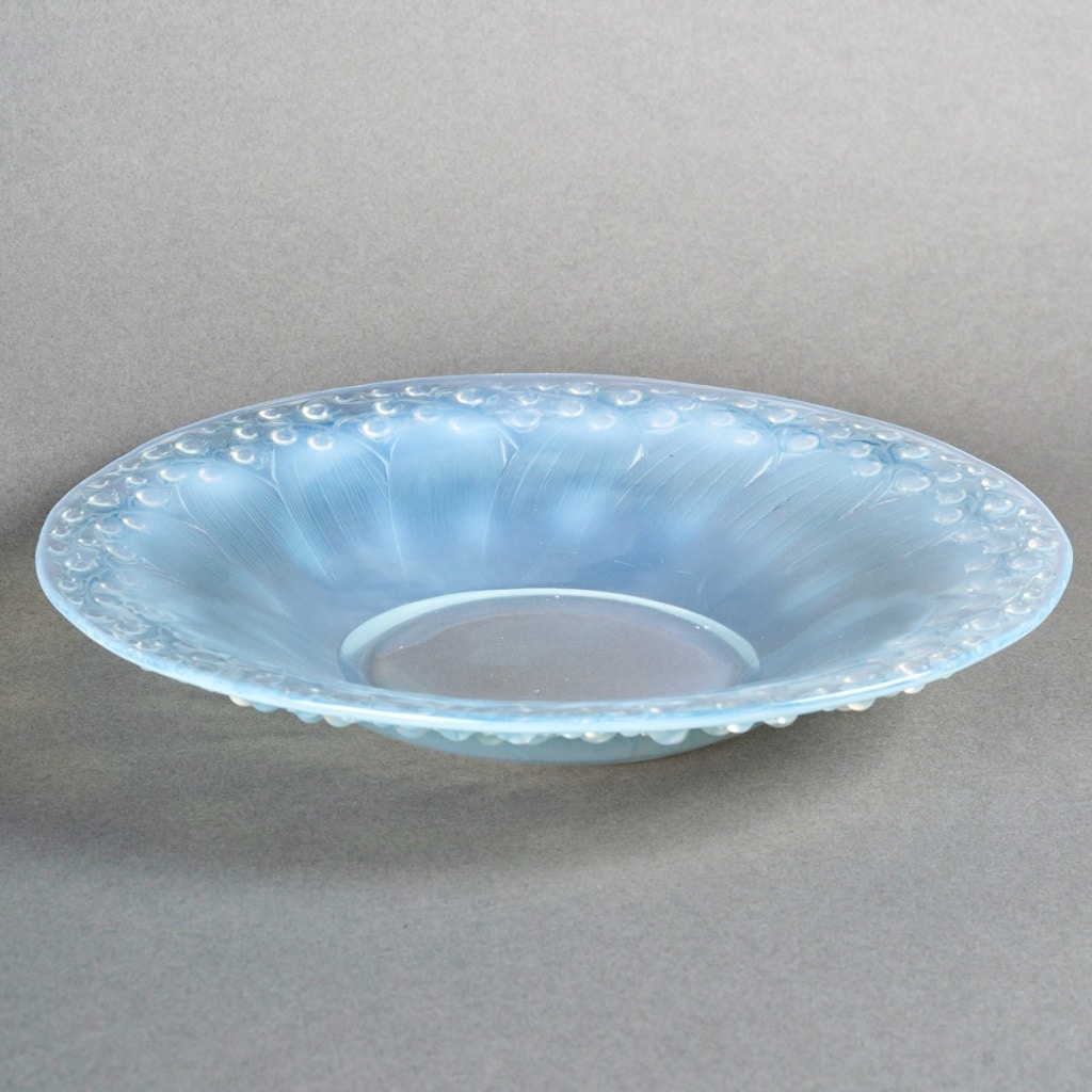 Coupe "Muguet" verre opalescent patiné bleu de René LALIQUE 