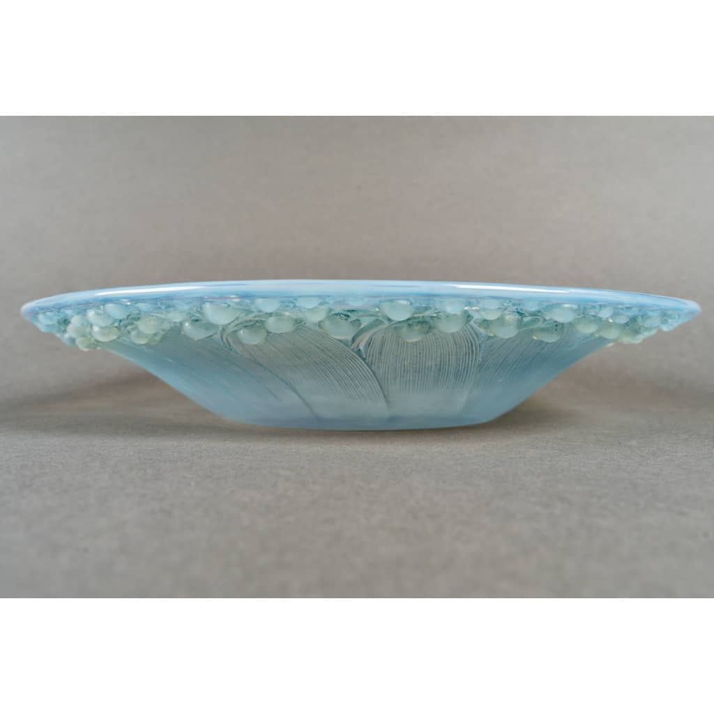 Coupe "Muguet" verre opalescent patiné bleu de René LALIQUE 