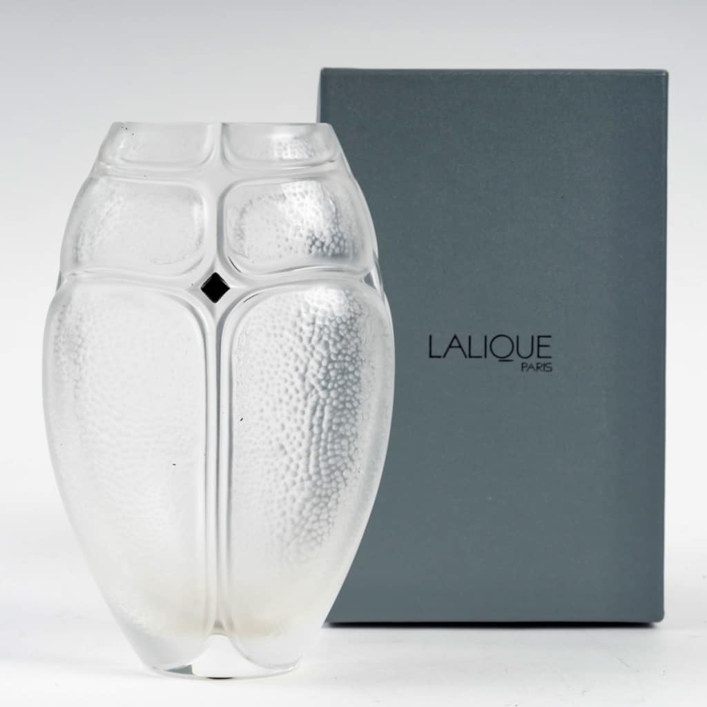 Vase "Scarabée" cristal blanc émaillé noir de Marie-Claude LALIQUE 