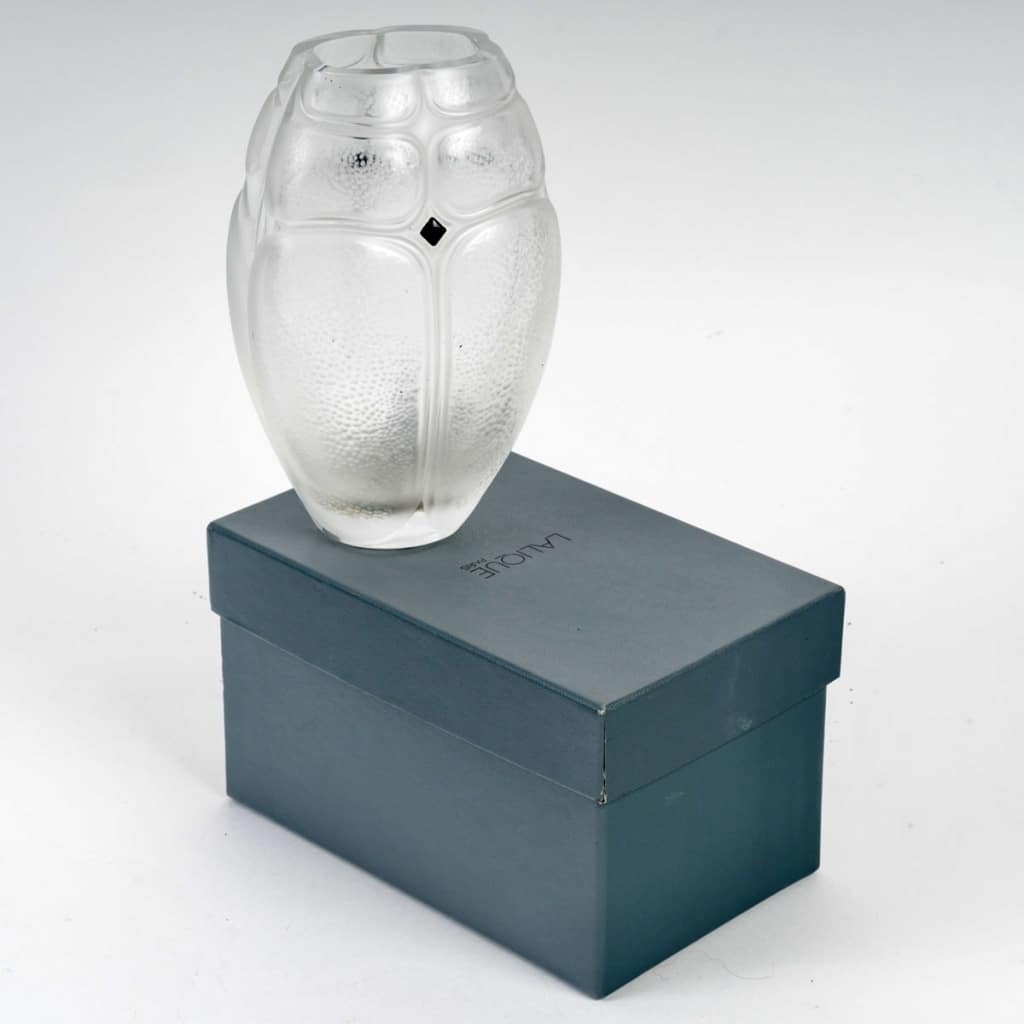 Vase "Scarabée" cristal blanc émaillé noir de Marie-Claude LALIQUE 