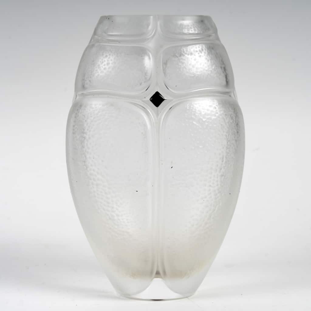 Vase "Scarabée" cristal blanc émaillé noir de Marie-Claude LALIQUE 