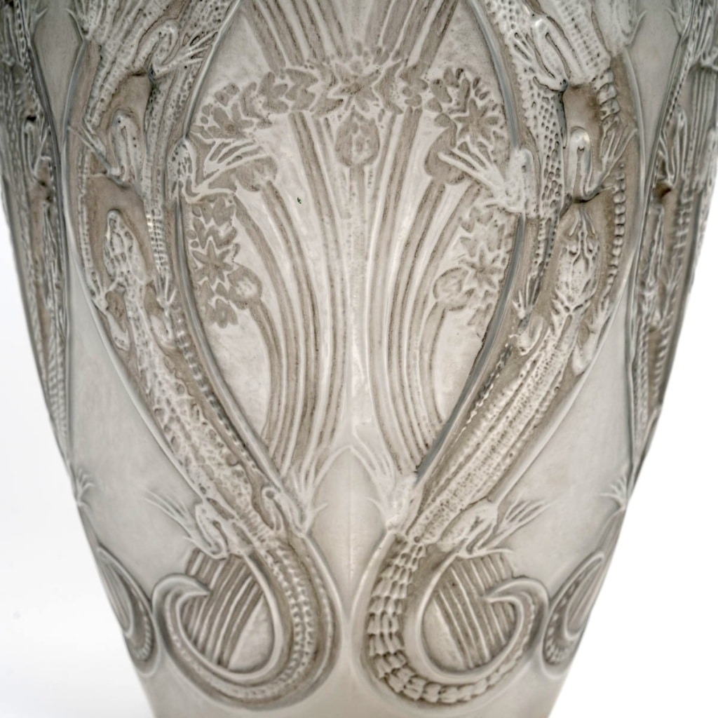 Vase « Lézards et Bluets » verre blanc patiné sépia de René LALIQUE 