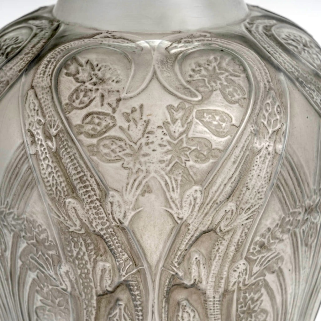 Vase « Lézards et Bluets » verre blanc patiné sépia de René LALIQUE 