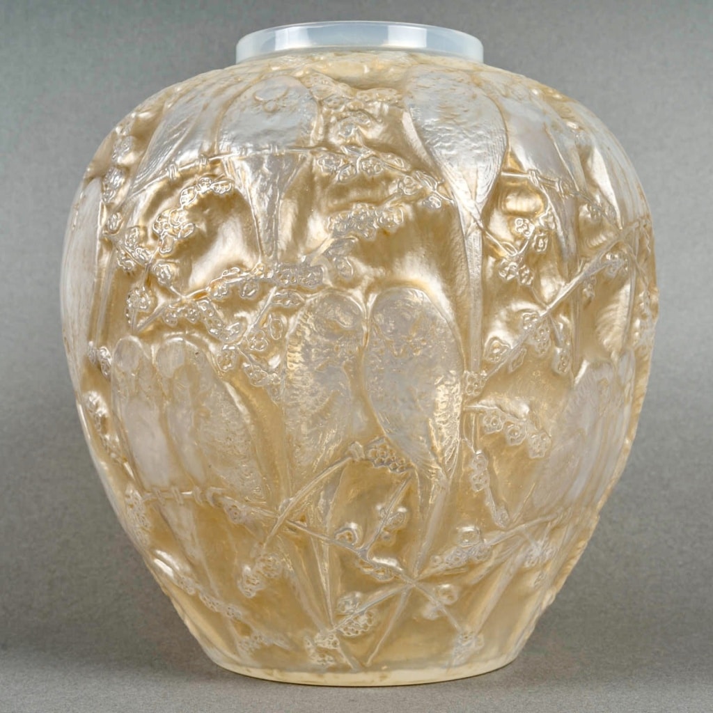 Vase "Perruches" verre opalescent patiné sépia de René LALIQUE 