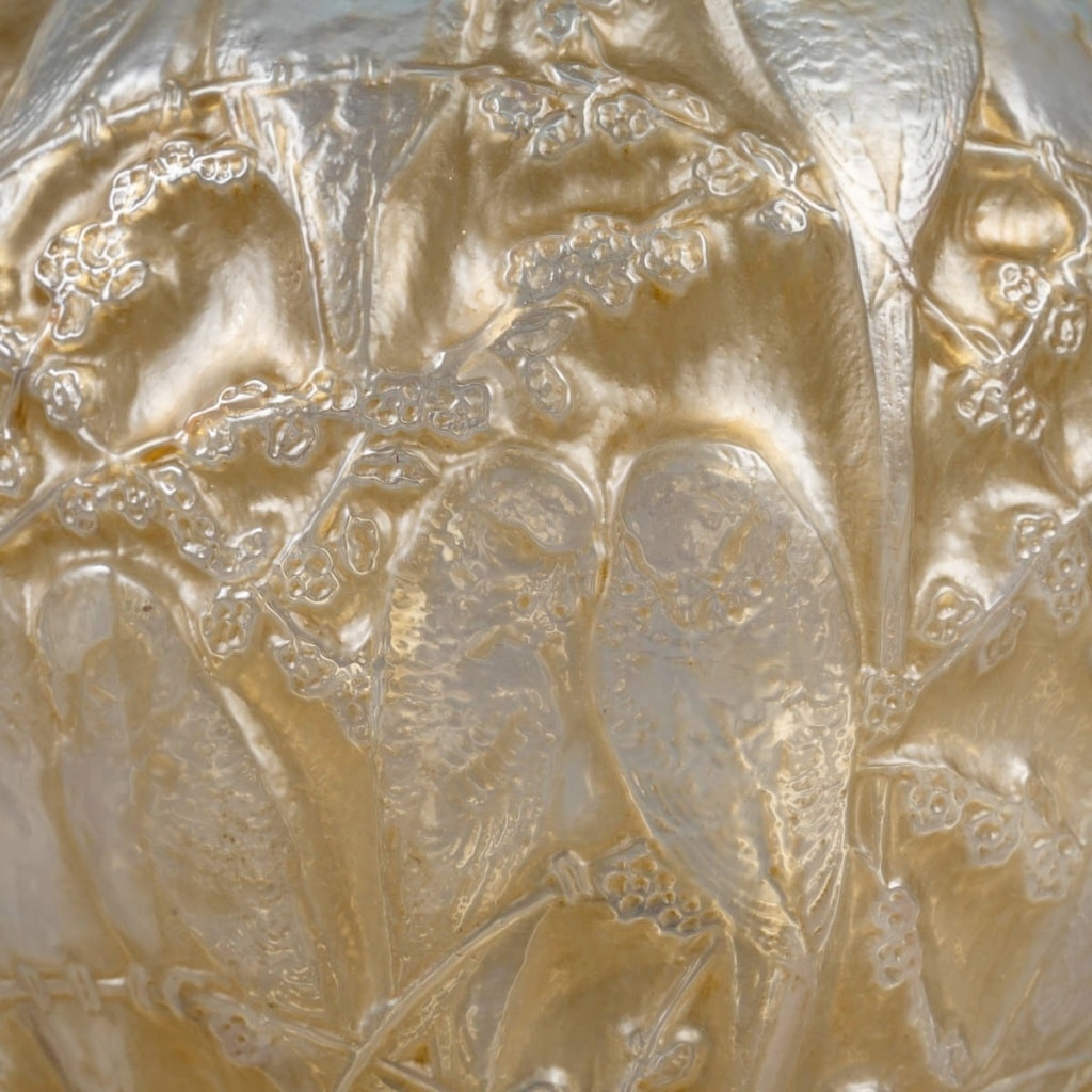 Vase "Perruches" verre opalescent patiné sépia de René LALIQUE 