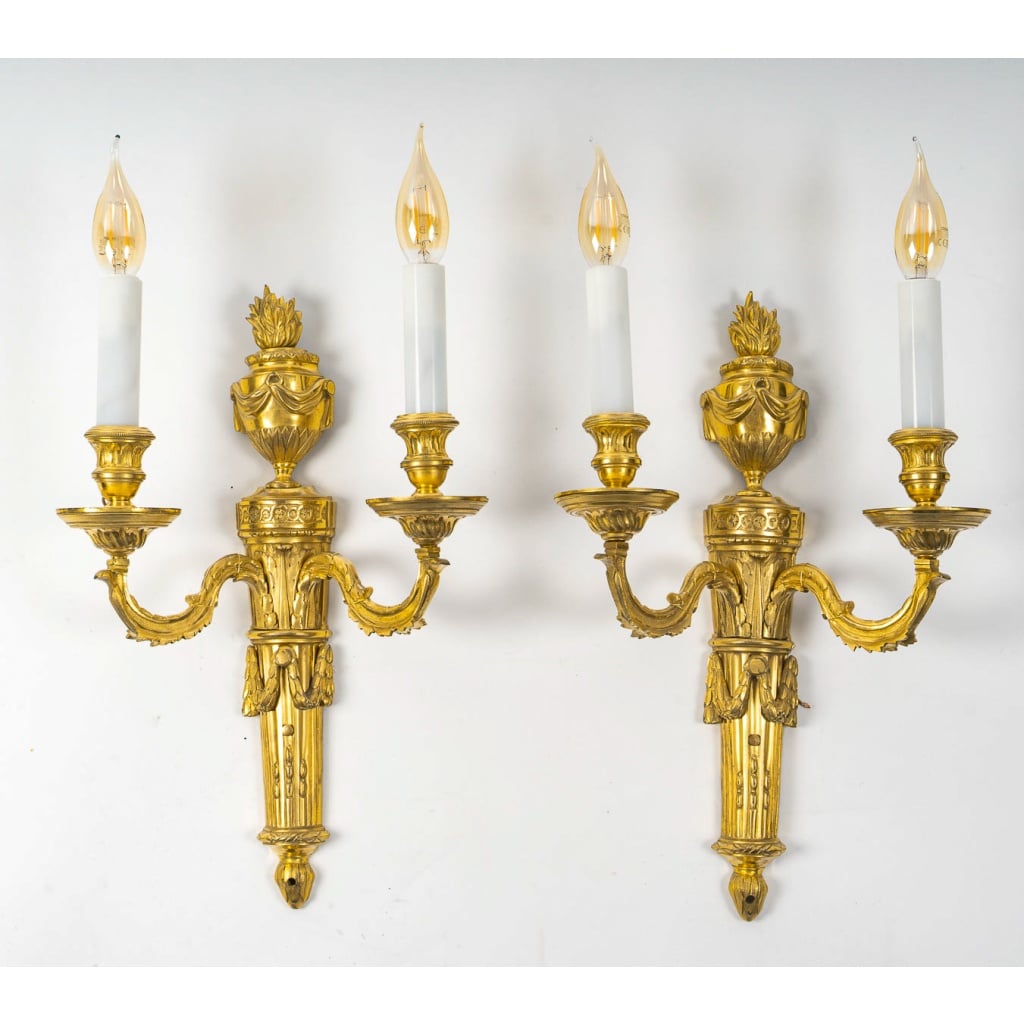 Paire d’Appliques en Bronze Ciselé et Doré à Deux Bras de Lumières d’Époque Louis XVI vers 1780-1790 