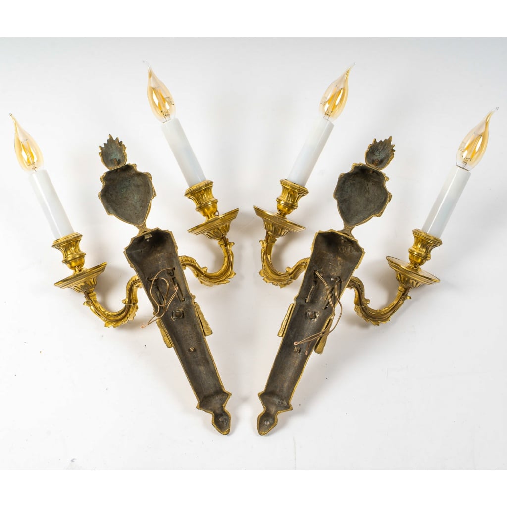 Paire d’Appliques en Bronze Ciselé et Doré à Deux Bras de Lumières d’Époque Louis XVI vers 1780-1790 