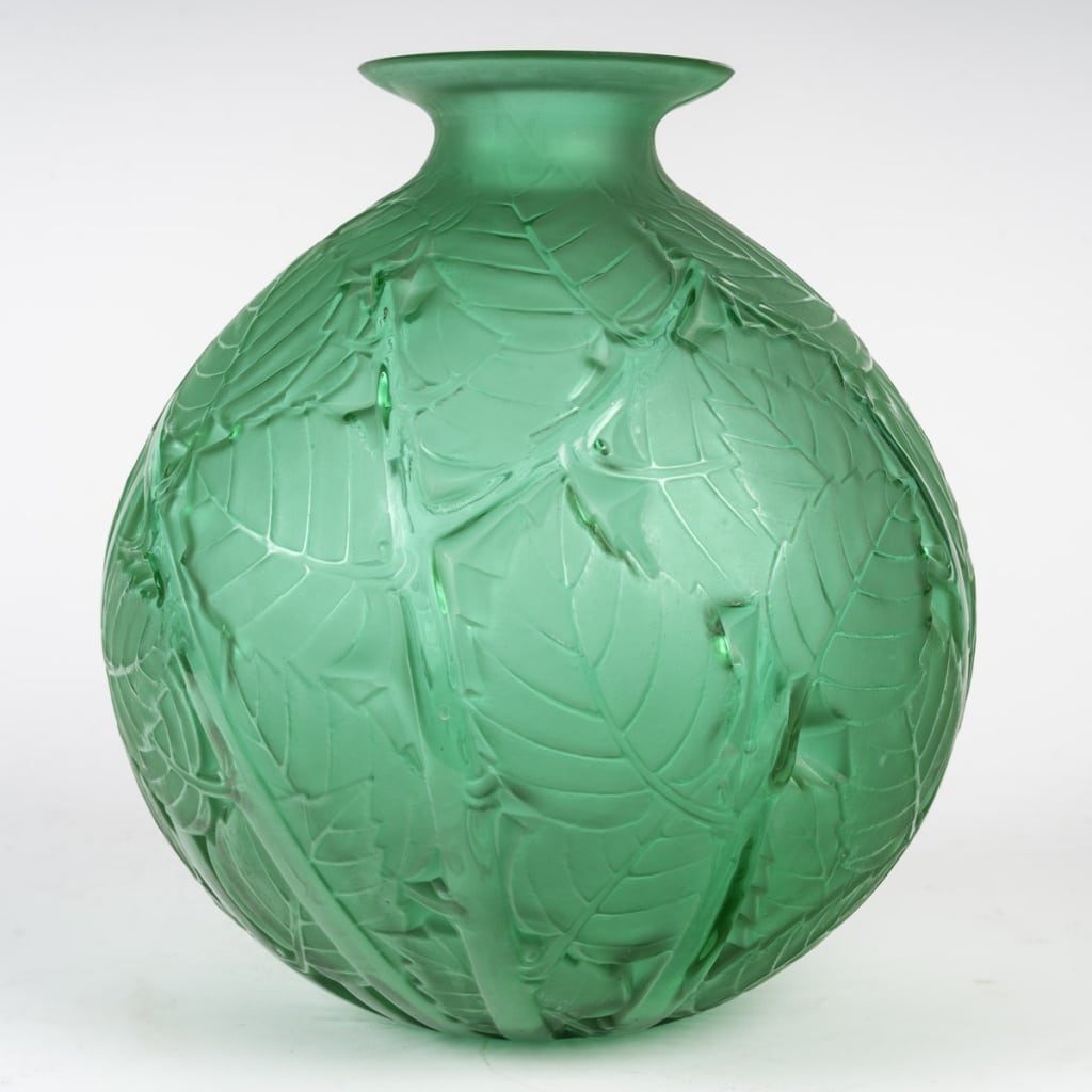 René LALIQUE -1929, Vase « Milan ». Epreuve en verre teinté vert 