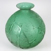 René LALIQUE -1929, Vase « Milan ». Epreuve en verre teinté vert 