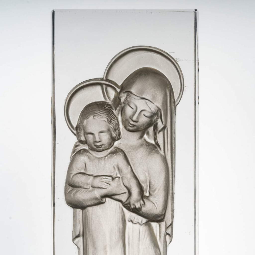 Statuette "Vierge à l'Enfant" verre blanc patiné gris de René LALIQUE 