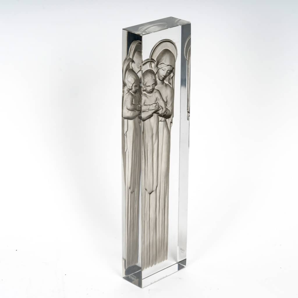 Statuette "Vierge à l'Enfant" verre blanc patiné gris de René LALIQUE 