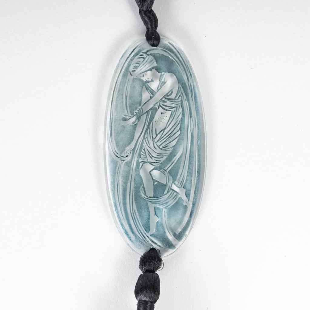 Pendentif "Figurine Drapée" verre blanc patiné bleu de René LALIQUE 