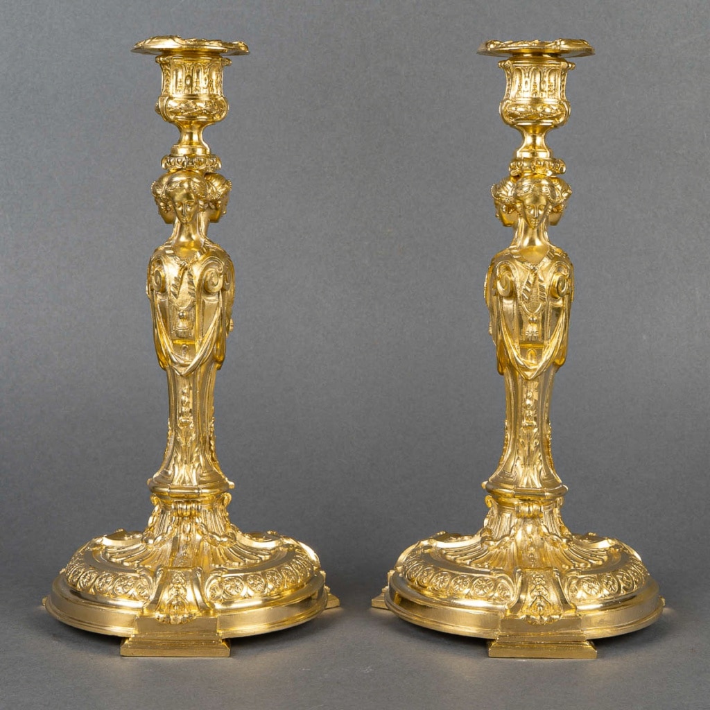 Paire de Flambeaux aux Vestales Style Louis XVI en Bronze Ciselé et Doré, XIXe Siècle vers 1850 