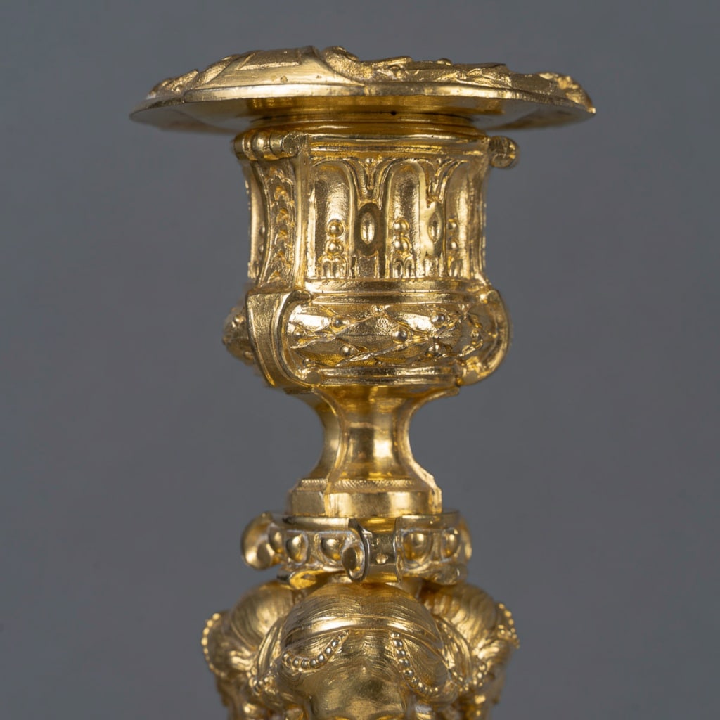 Paire de Flambeaux aux Vestales Style Louis XVI en Bronze Ciselé et Doré, XIXe Siècle vers 1850 