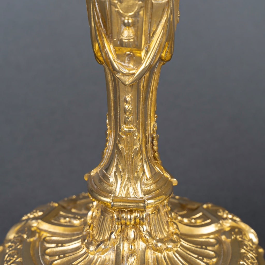 Paire de Flambeaux aux Vestales Style Louis XVI en Bronze Ciselé et Doré, XIXe Siècle vers 1850 