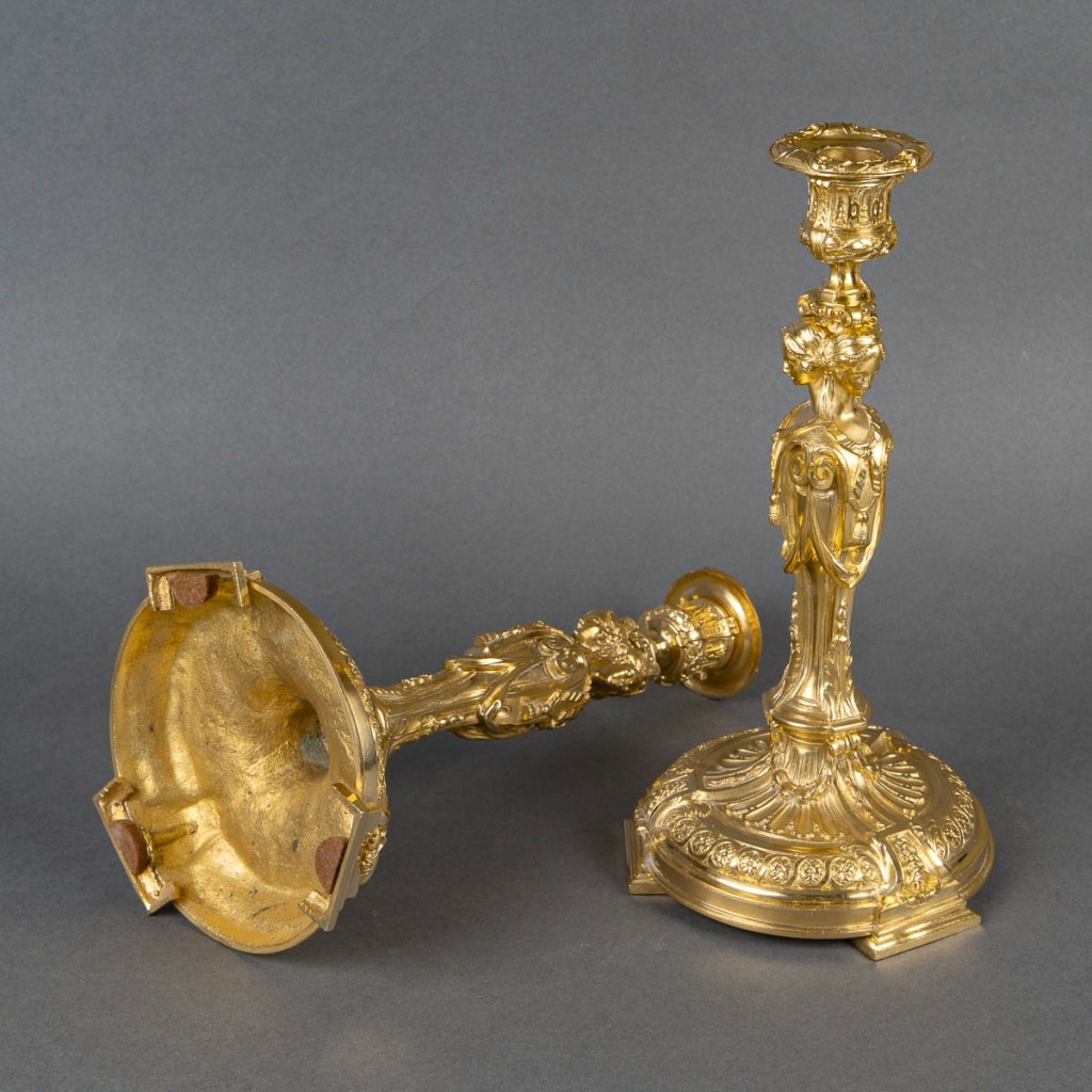 Paire de Flambeaux aux Vestales Style Louis XVI en Bronze Ciselé et Doré, XIXe Siècle vers 1850 