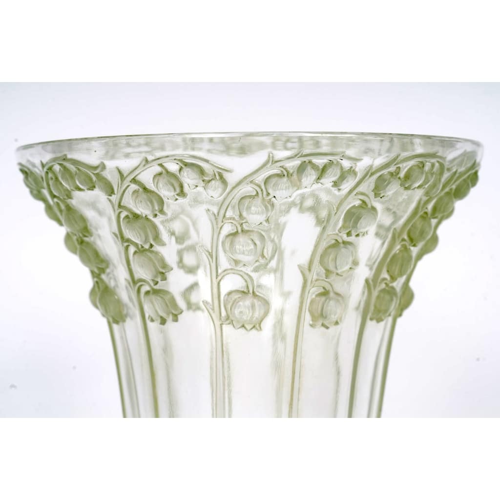 Vase "Muguet" verre blanc patiné vert de René LALIQUE 