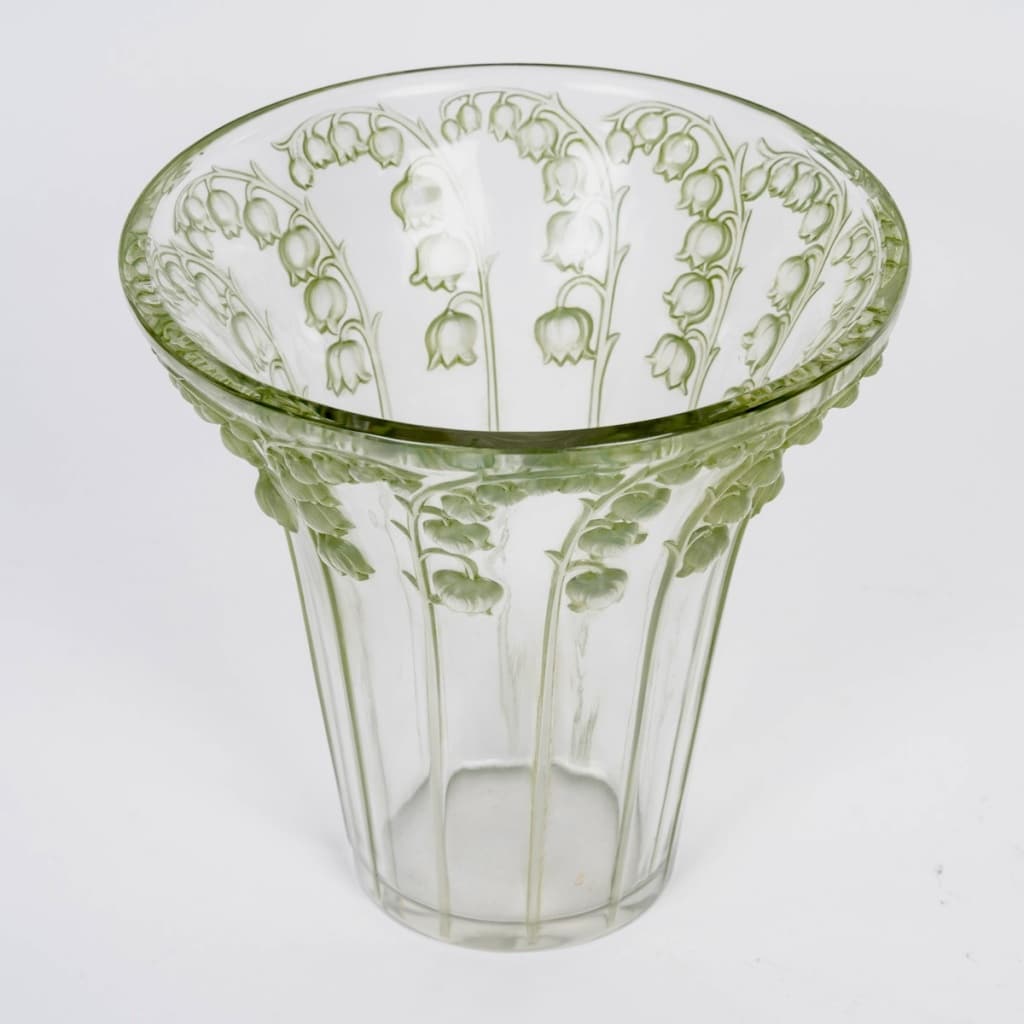 Vase "Muguet" verre blanc patiné vert de René LALIQUE 