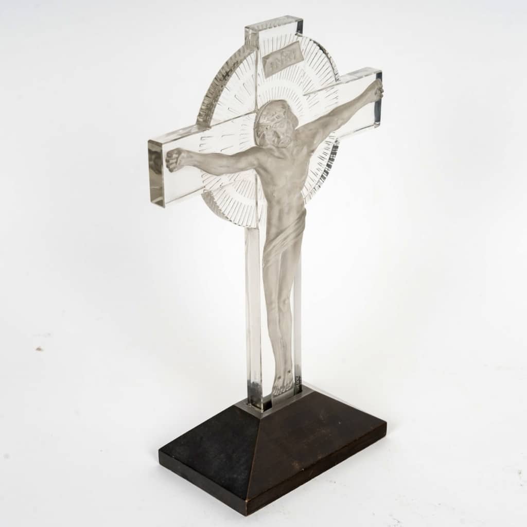 Statuette "Crucifix - Christ" verre blanc patiné gris de René LALIQUE 