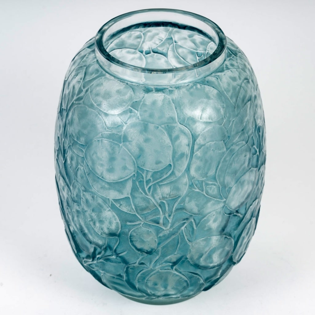 Vase "Monnaie Du Pape" verre blanc patiné bleu turquoise de René LALIQUE 