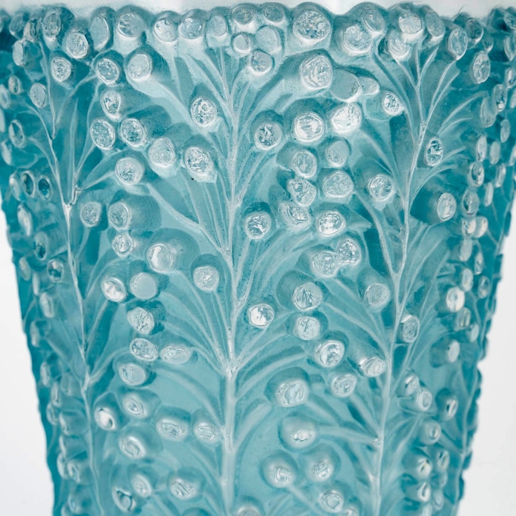 Vase "Saint Tropez" verre blanc patiné bleu de René LALIQUE 