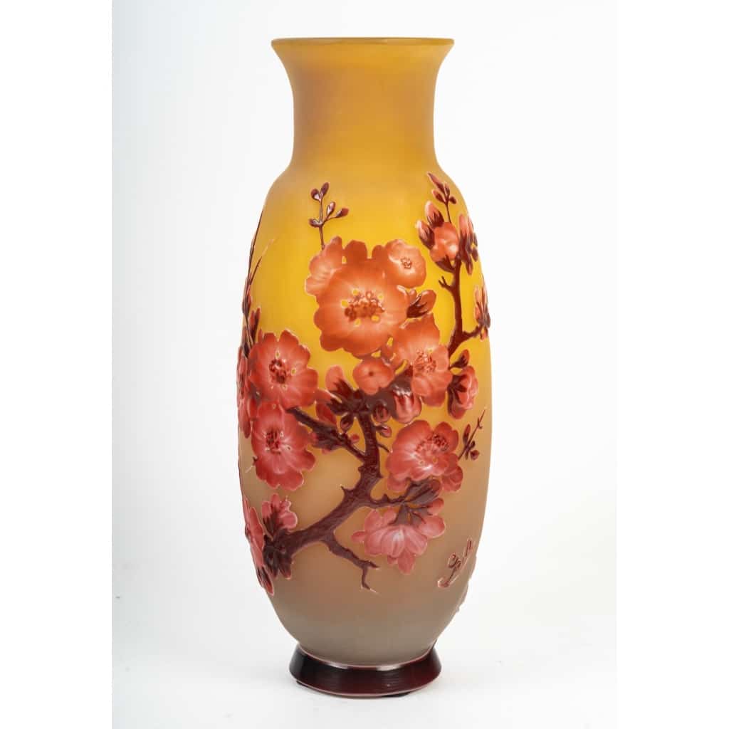 Émile Gallé (1846-1904) « Fleurs de Pommier » Vase en verre soufflé-moulé circa 1905 