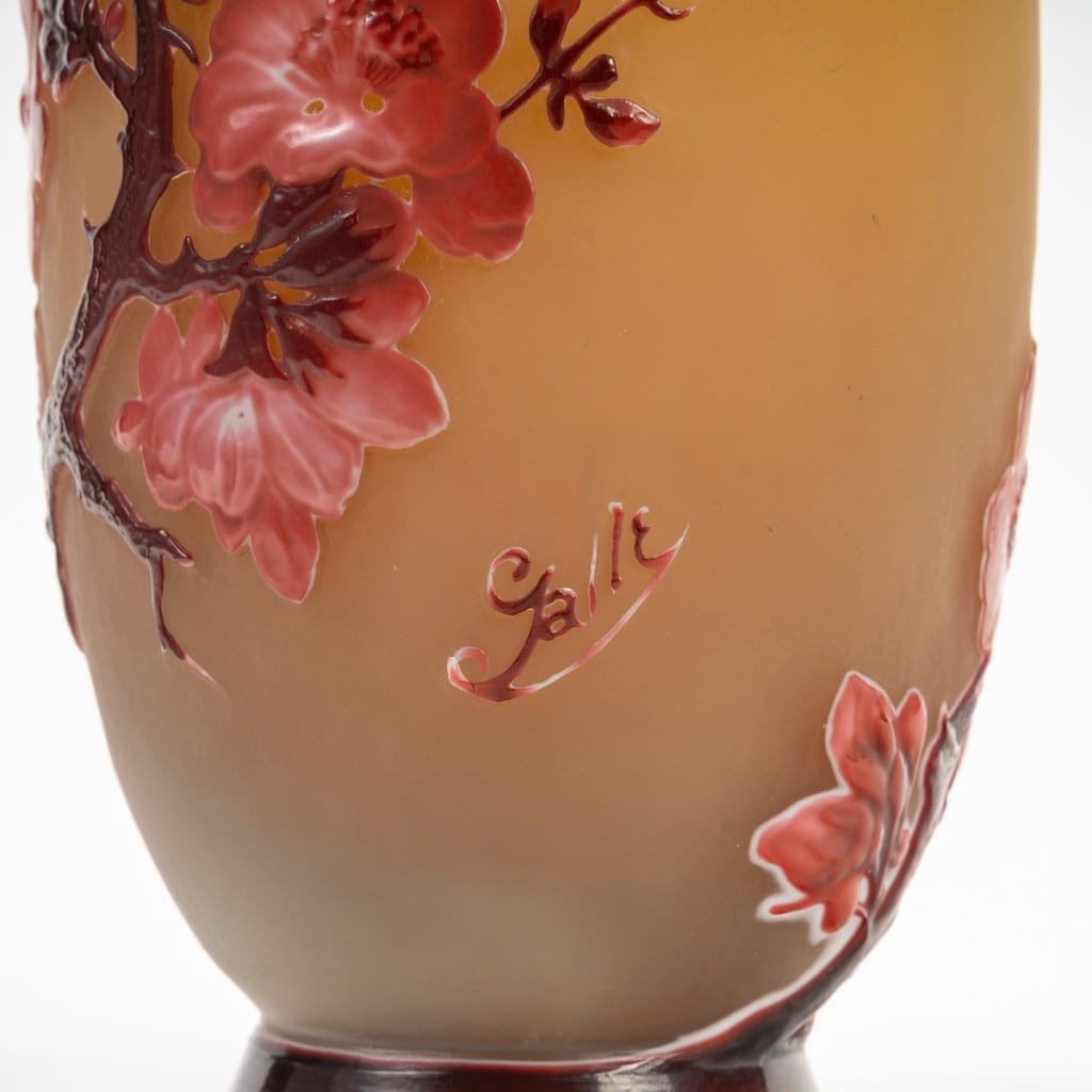 Émile Gallé (1846-1904) « Fleurs de Pommier » Vase en verre soufflé-moulé circa 1905 