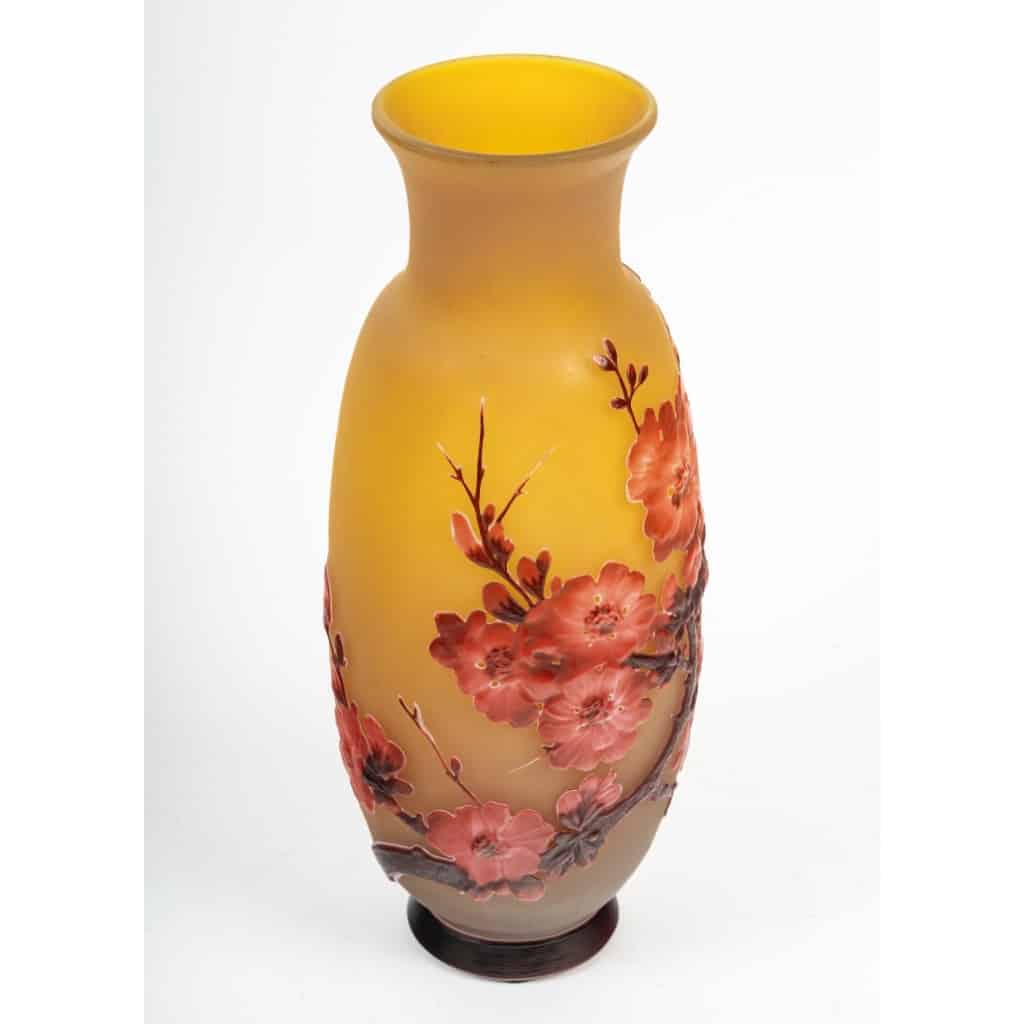 Émile Gallé (1846-1904) « Fleurs de Pommier » Vase en verre soufflé-moulé circa 1905 