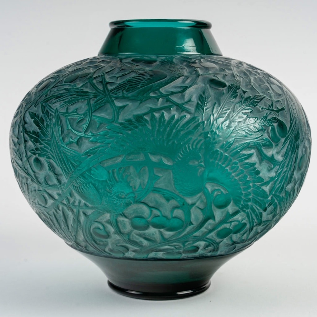 Vase "Aras" verre vert canard patiné blanc de René LALIQUE 