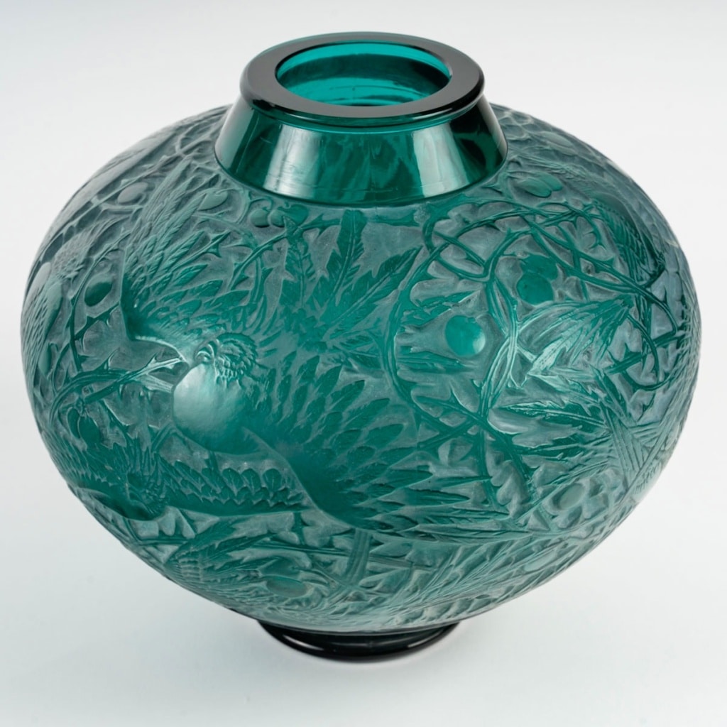 Vase "Aras" verre vert canard patiné blanc de René LALIQUE 