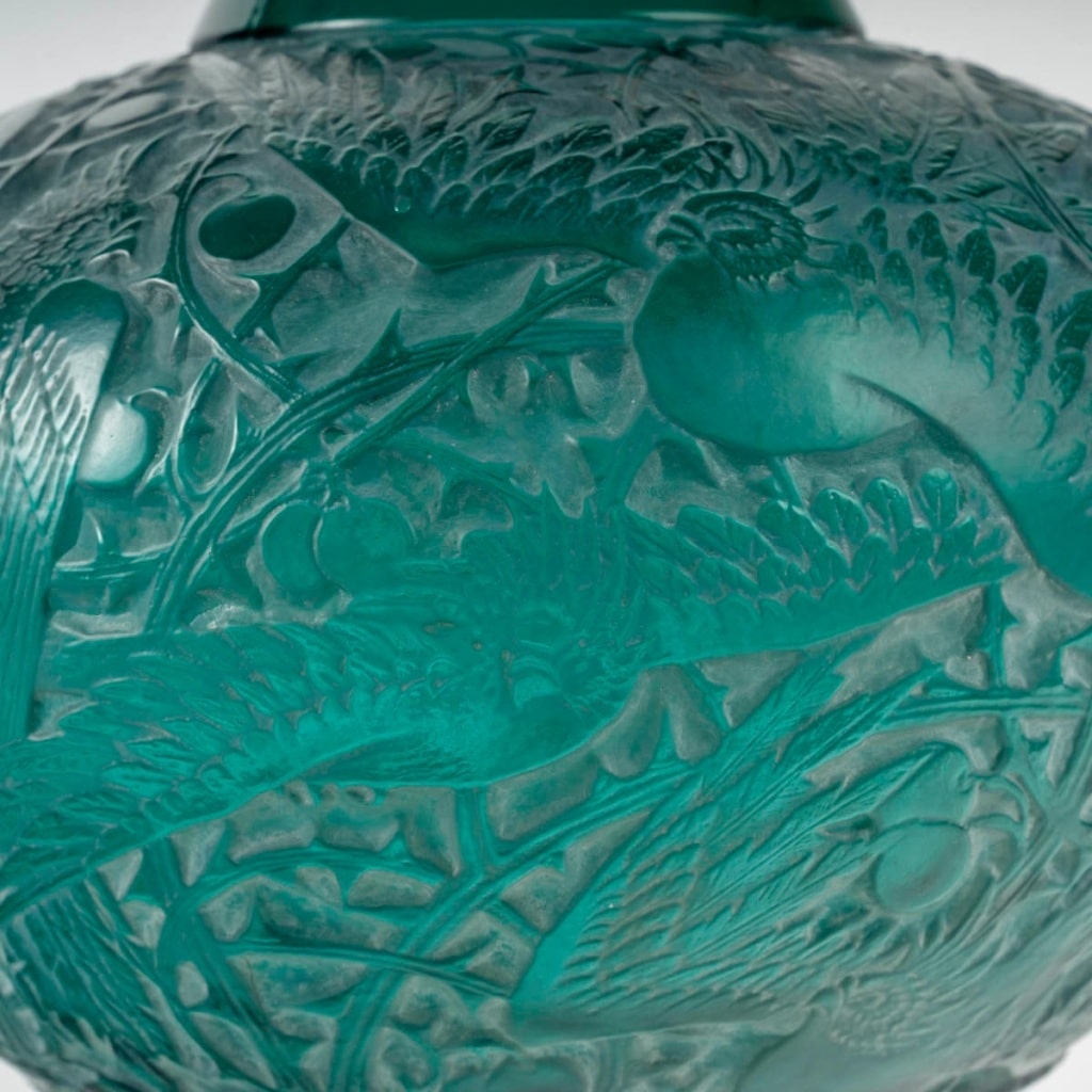 Vase "Aras" verre vert canard patiné blanc de René LALIQUE 