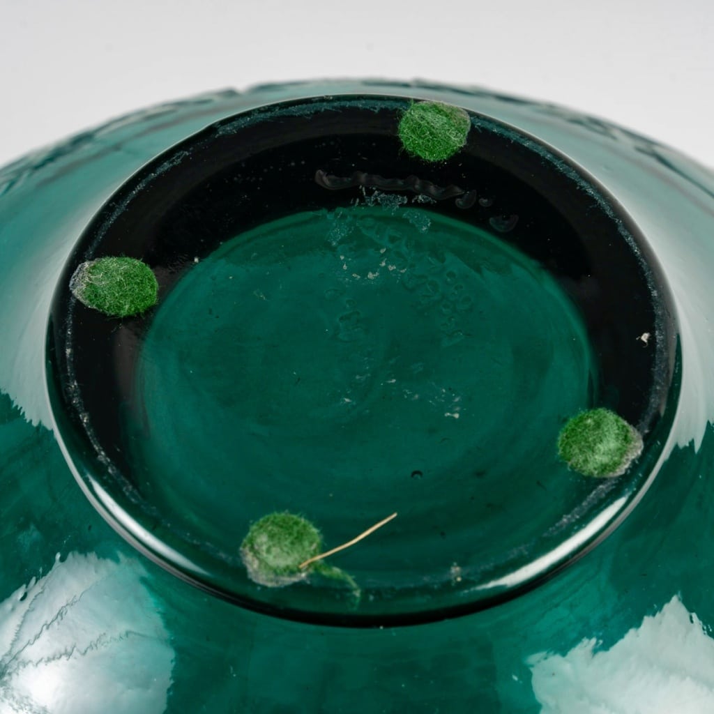 Vase "Aras" verre vert canard patiné blanc de René LALIQUE 