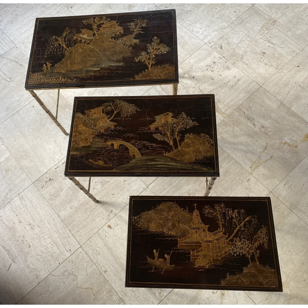 1950′ Série De 3 Tables Gigognes Maison Baguès En Bronze Doré Et Patiné , 3 Plateaux Laque de chine 60 X 36 X H 47 cm 