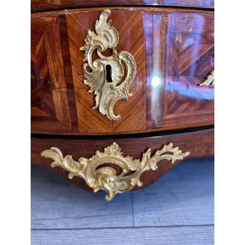 Commode estampillée IC Saunier bronzes auC courroné 