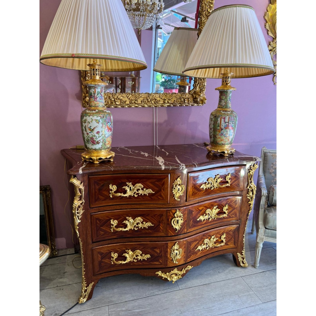 Commode estampillée IC Saunier bronzes auC courroné 