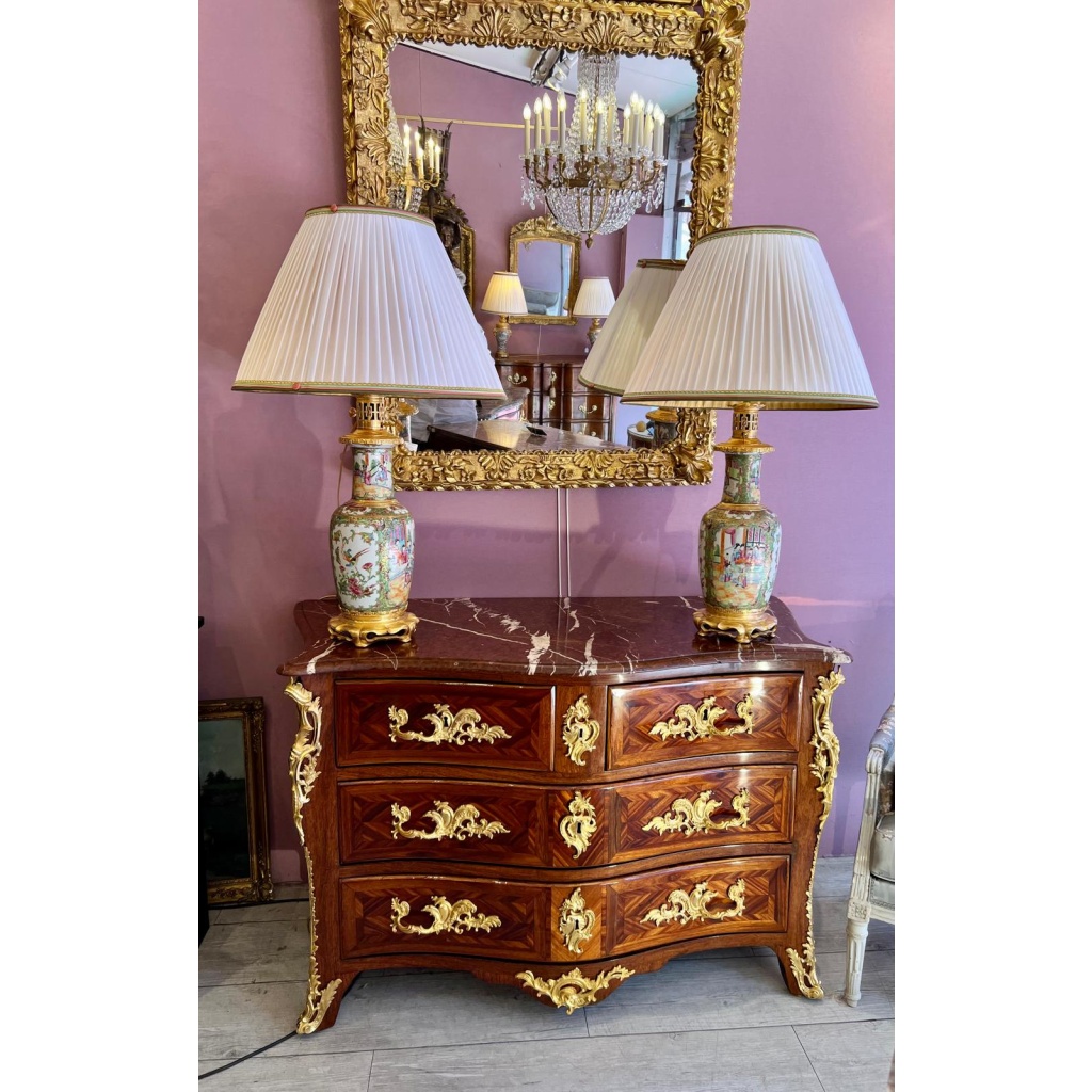 Commode estampillée IC Saunier bronzes auC courroné 