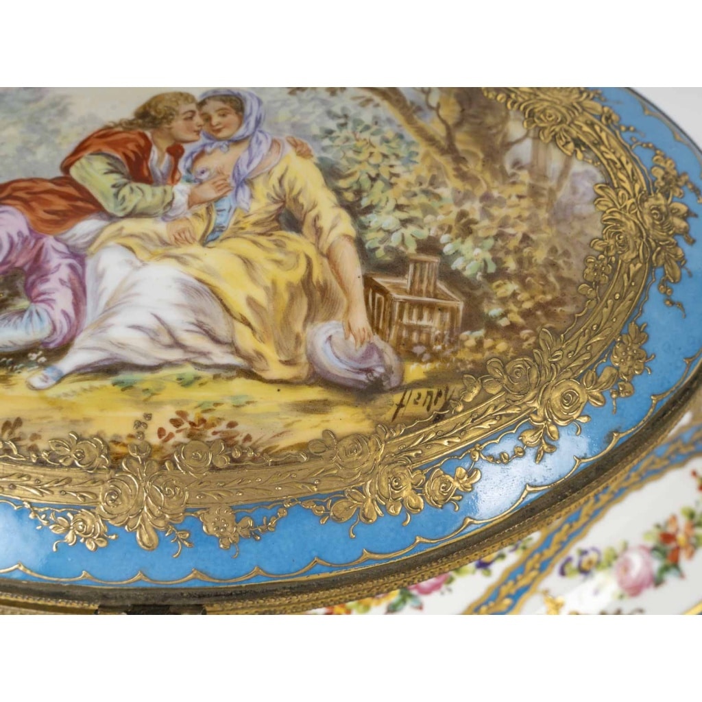 Boîte en porcelaine de style Louis XV – 19ème siècle | Biron 