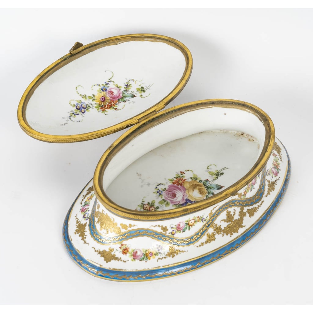 Boîte en porcelaine de style Louis XV – 19ème siècle | Biron 