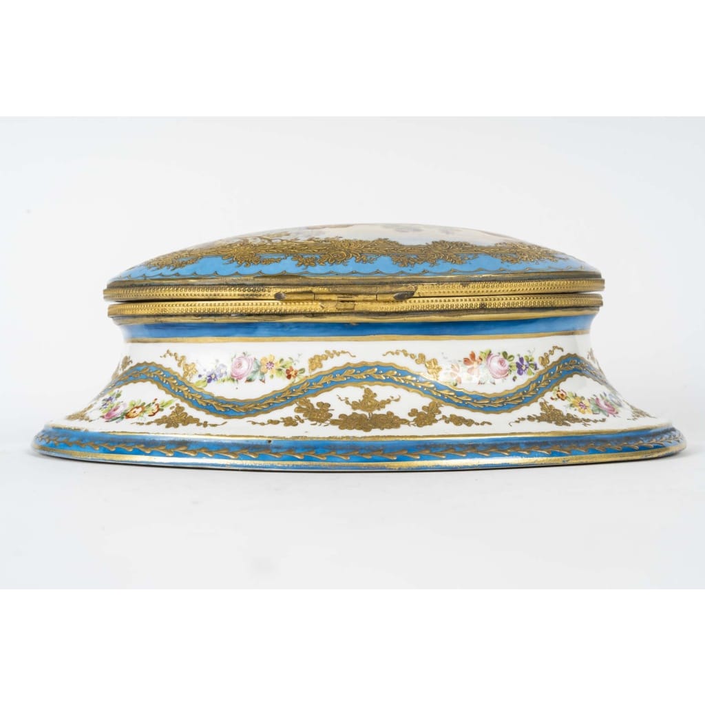 Boîte en porcelaine de style Louis XV – 19ème siècle | Biron 