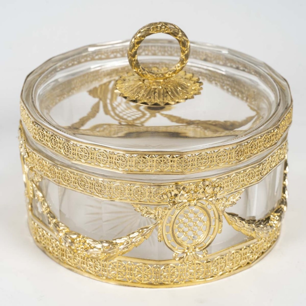 Boîte en cristal et monture en laiton doré – Style Louis XVI 