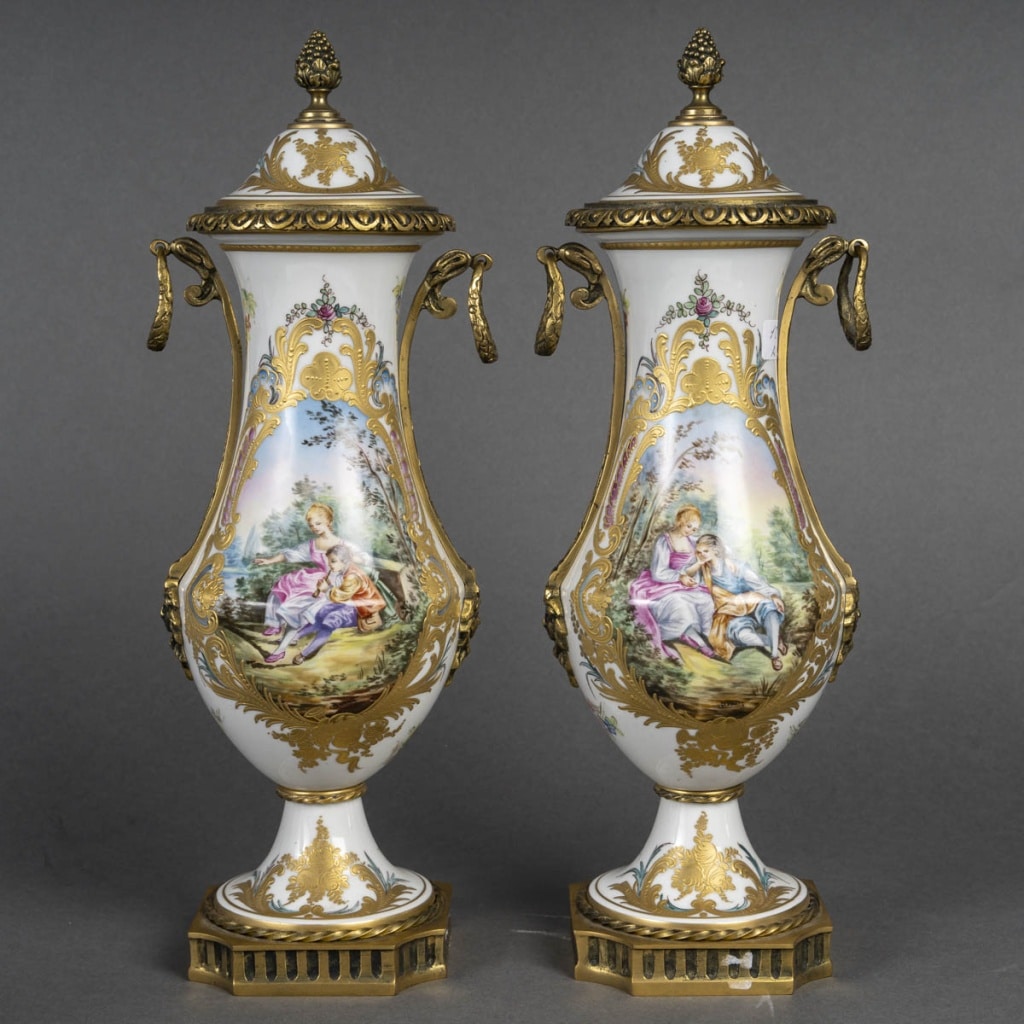 Paire de vases en porcelaine signés Château de Blois – XIXᵉ siècle 